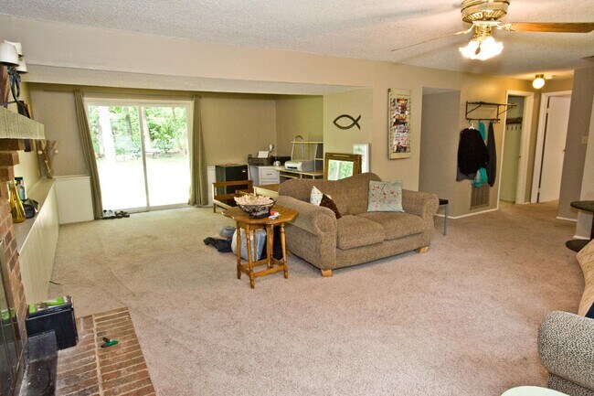 Building Photo - 1635 Van Dyke Dr