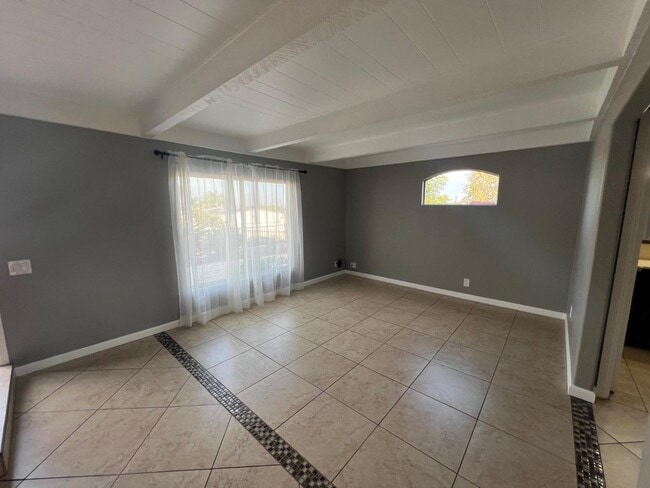 Building Photo - 528 Raintree Dr