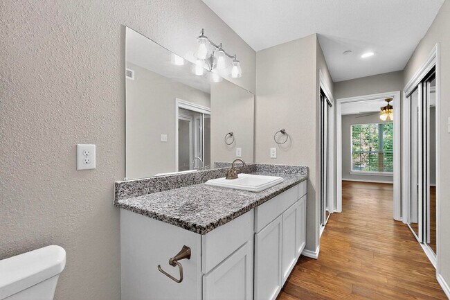 Building Photo - Stylish Upstairs Corner Unit Near Lake Ray Hubbard