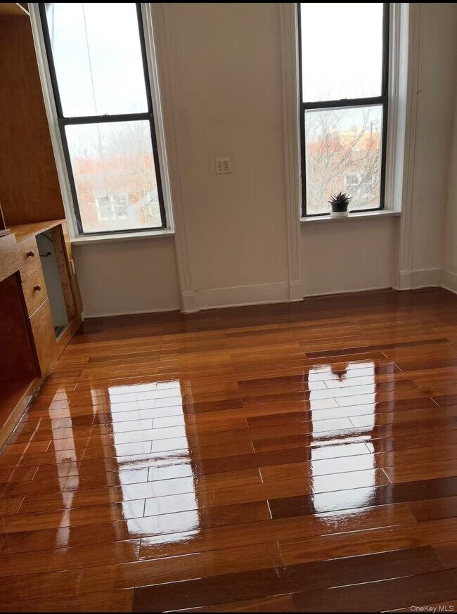 Building Photo - 185 Menahan St