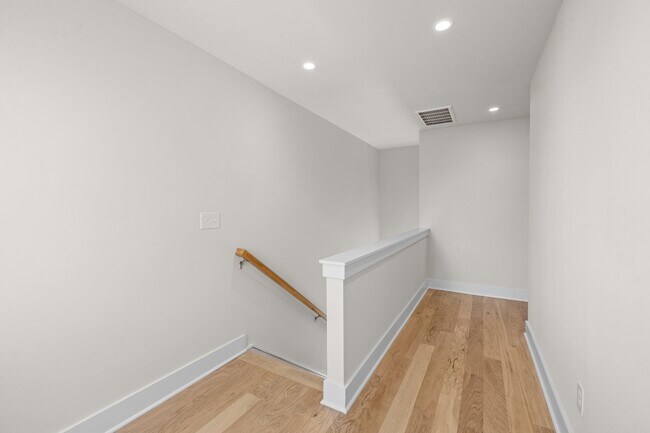 Building Photo - 1553 Pinecrest Ave