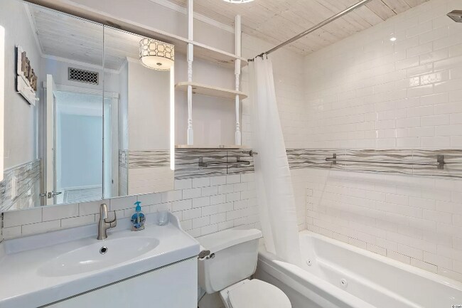 Building Photo - 2005 Greens Blvd