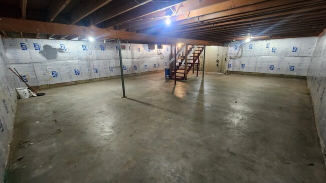 Building Photo - 3 Bedroom Duplex with Attached Garage & La...