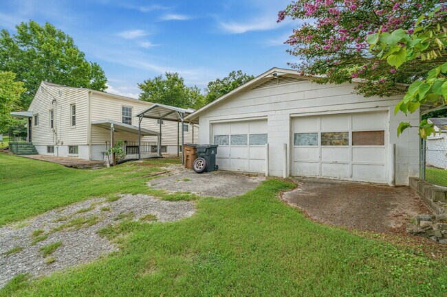 Building Photo - 1315 E Red Bud Rd