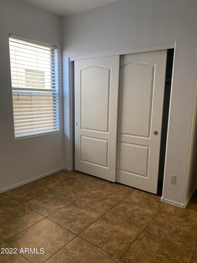 Building Photo - 1704 S Falcon Dr