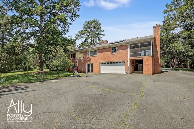 Building Photo - 102 Lancaster Ct