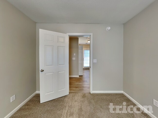 Building Photo - 226 Blazer Dr