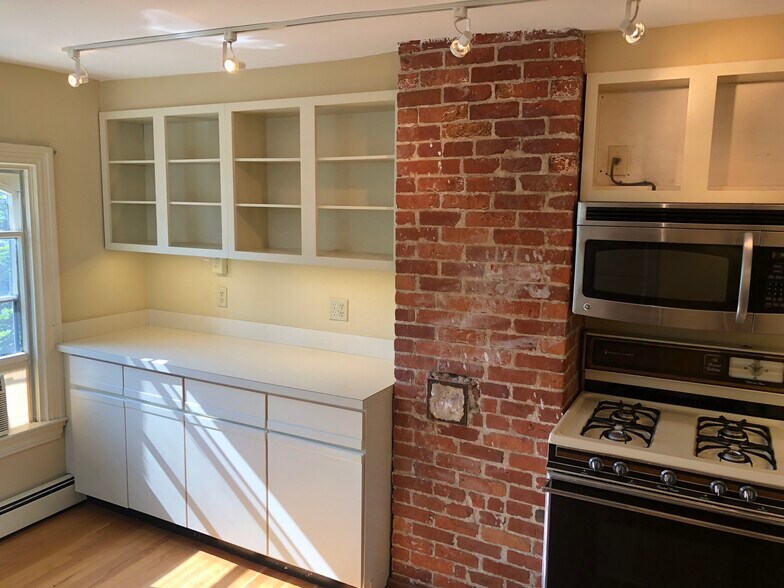 Building Photo - 35 Greenough Ave