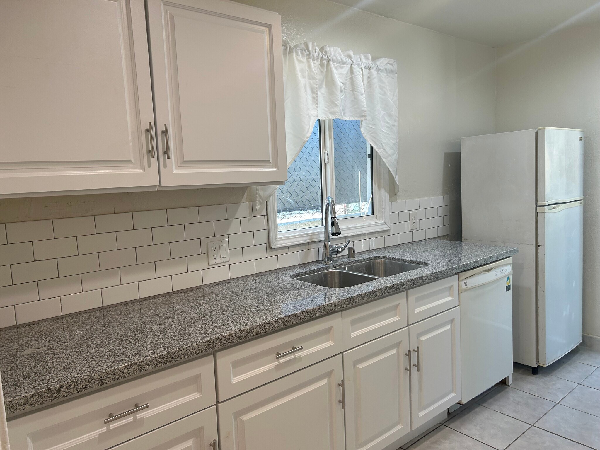 Building Photo - 245 W Elm Ave