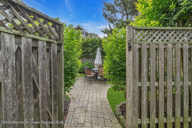 Building Photo - 683 Main Ave