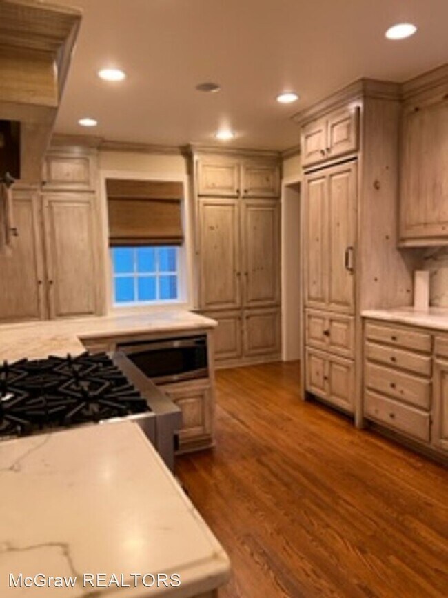 Building Photo - 4 br, 3.5 bath House - 2141 E. 31st Place S.