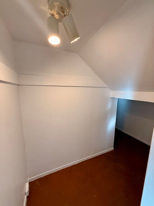 Building Photo - 2166 Beachwood Terrace