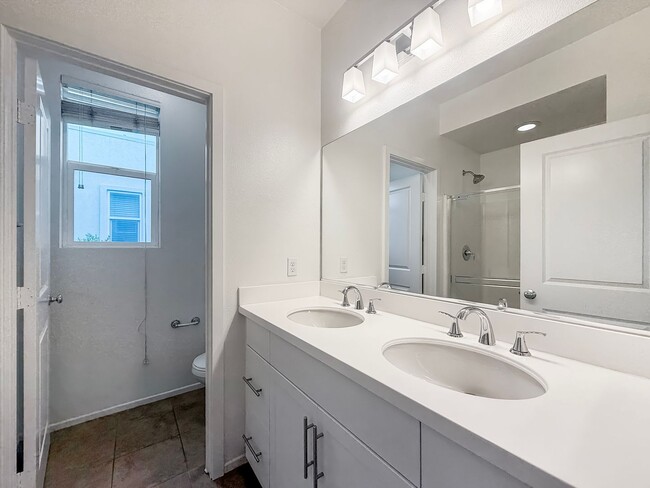 Building Photo - Great 2B/2.5BA Townhome in Escondido!