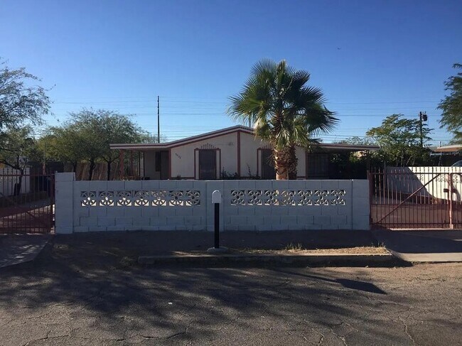 Primary Photo - 5002 S 11th Ave