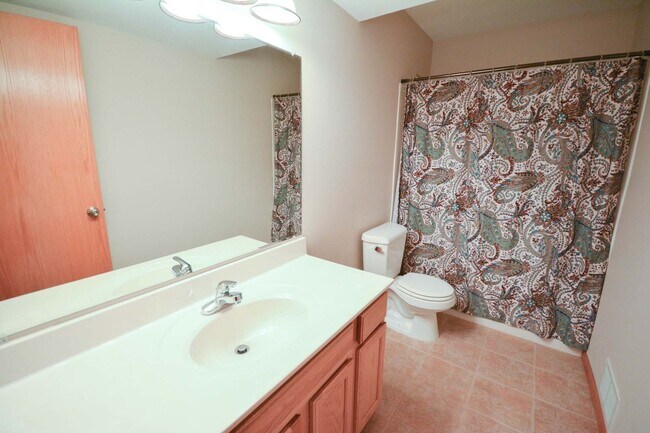 Building Photo - Move-In Ready4 BR with Large Yard!