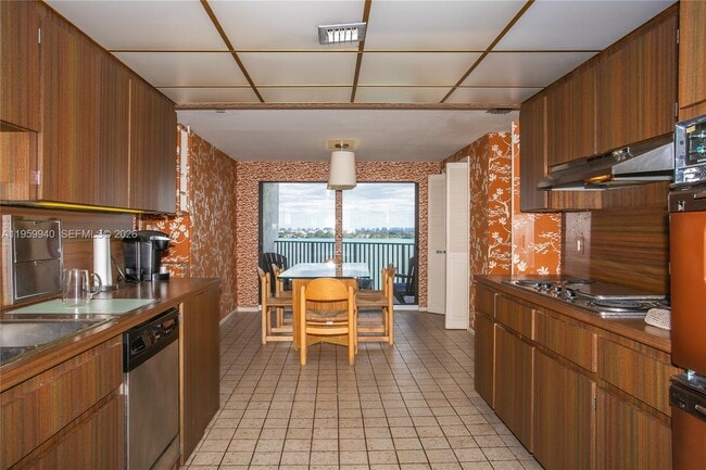 Building Photo - 1800 NE 114th St