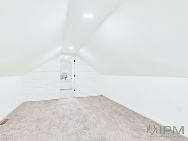 Building Photo - Charming 2 Bedroom Located in Central School District Available Now