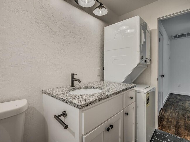 Building Photo - 131 W Acres St