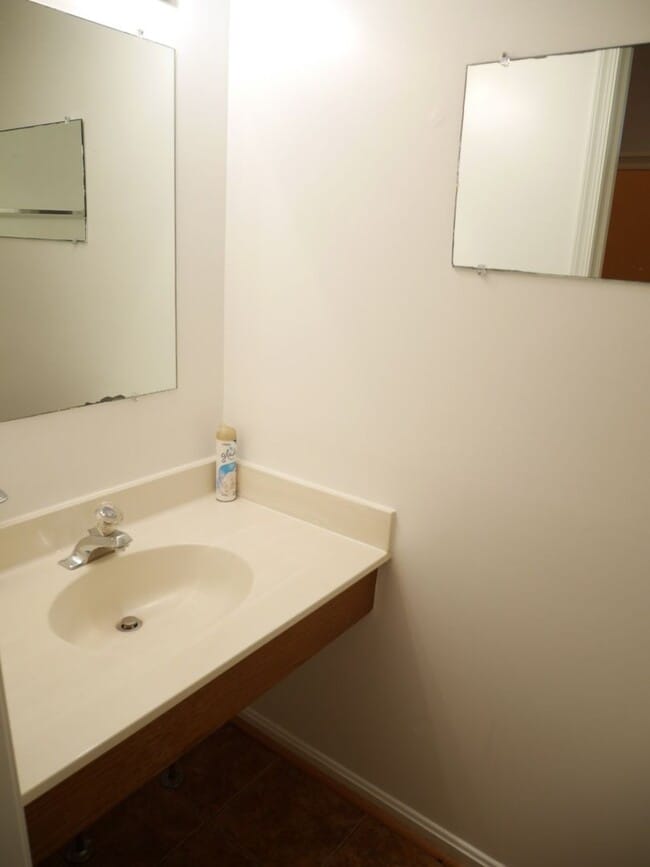 Building Photo - 4 Bedroom Townhome- Silver Spring, MD
