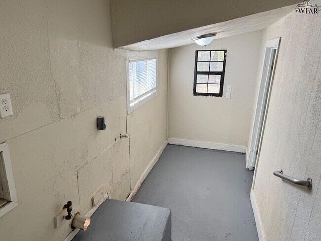 Building Photo - 1627 Oceola Ave