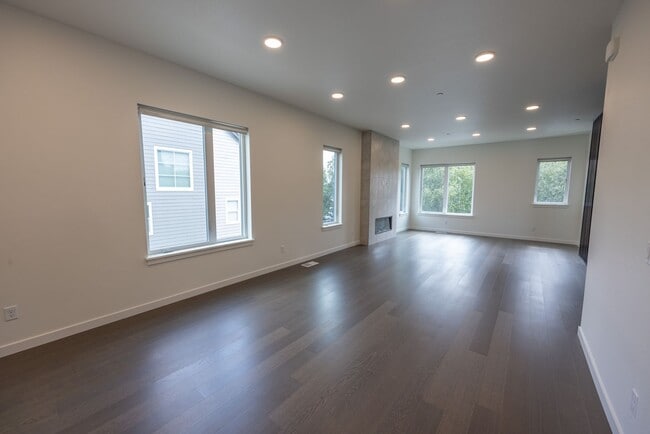 Building Photo - RIVERSIDE TOWNHOMES - BRAND NEW!