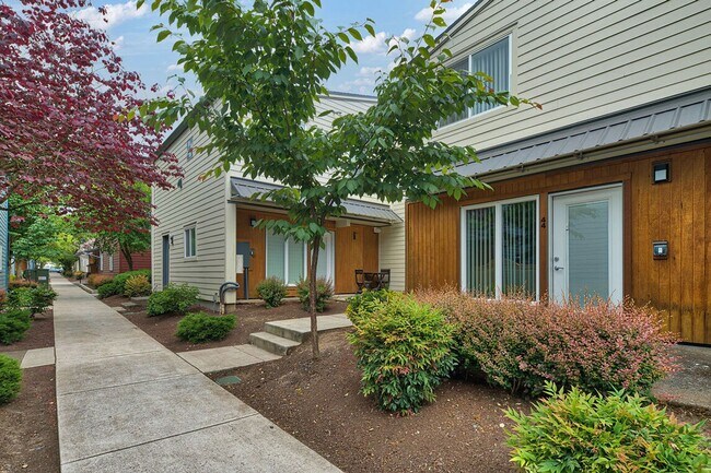 Building Photo - Plaza Townhomes