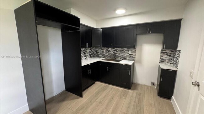 Building Photo - 3 bedroom in Miami FL 33167
