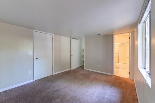 Building Photo - 1000 11th St