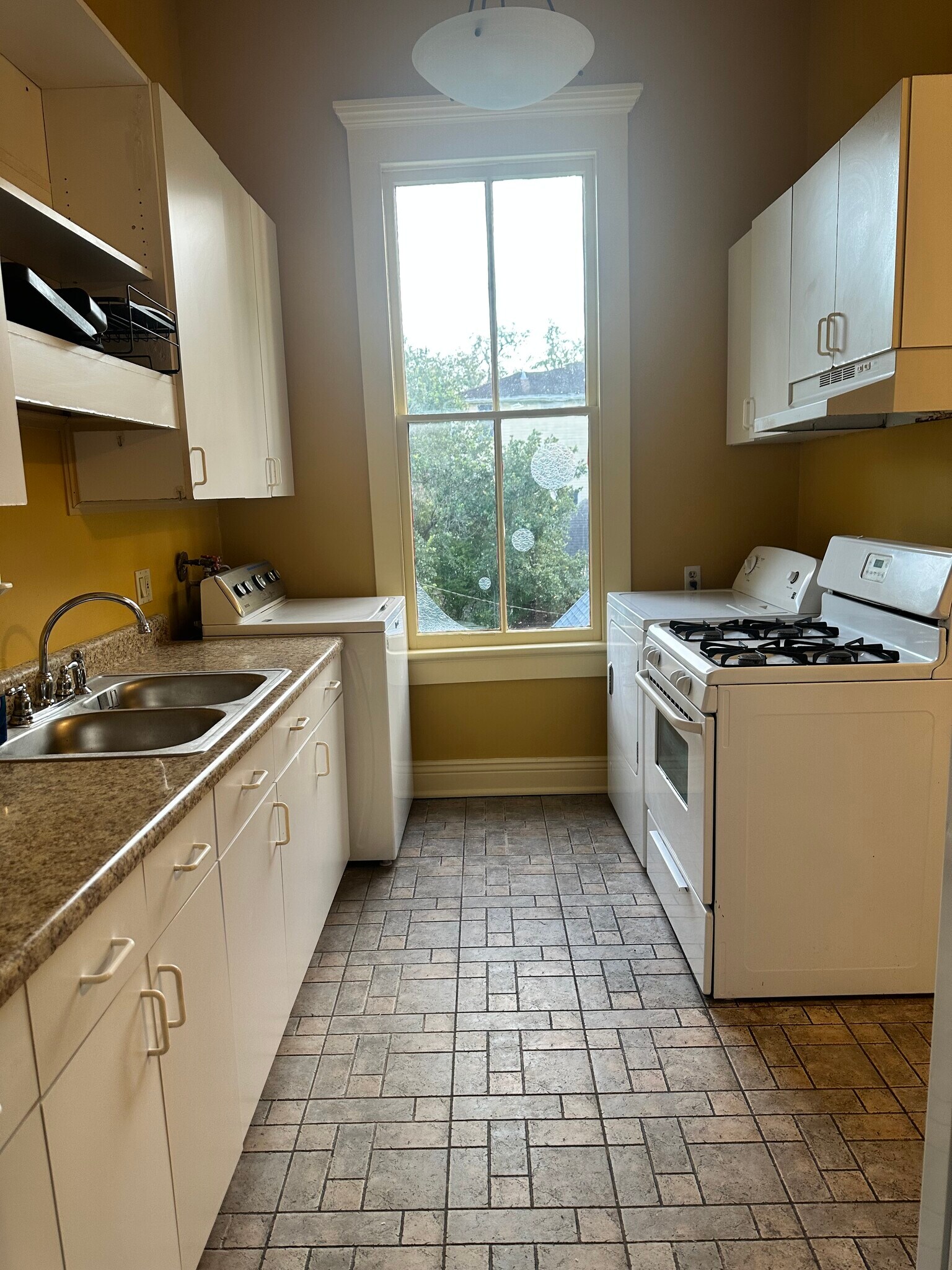 Kitchen - 7800 Jeannette St