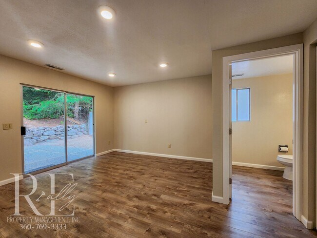 Building Photo - Spacious Tri-Level in East Bremerton | Cor...