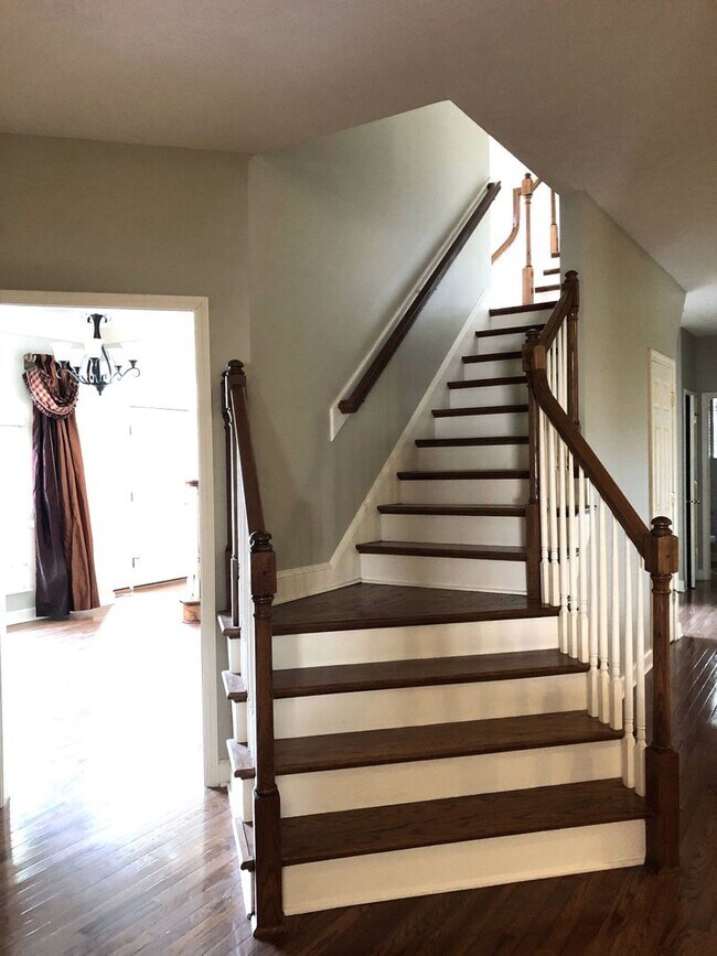 Building Photo - 4-Bedroom Home in Hendersonville!