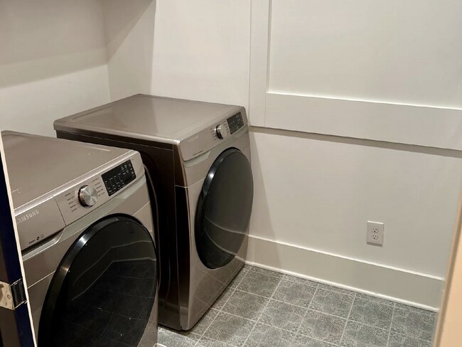 Building Photo - Modern Downtown Nashville 4 Bed, 3.5 Bath Home with Designer Finishes and Fully Fenced Backyard