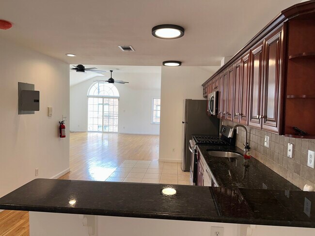 Building Photo - 2024 Grand Ave