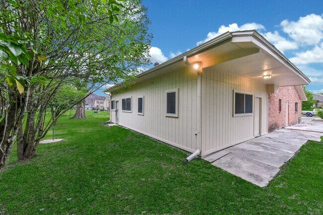 Building Photo - 18610 Anne Dr