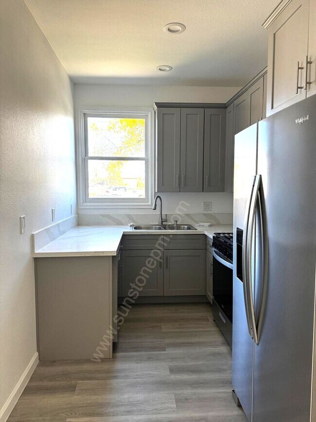 Building Photo - 696 E 9th St