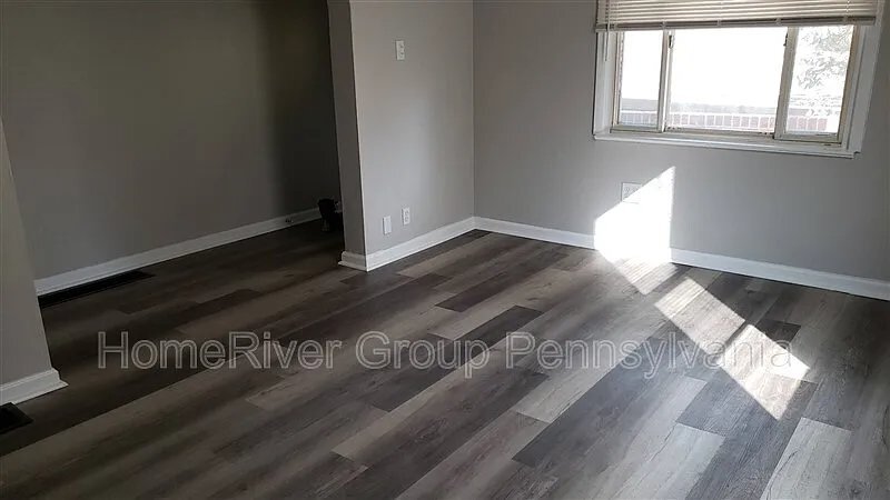 Building Photo - 806 Cowan Ave