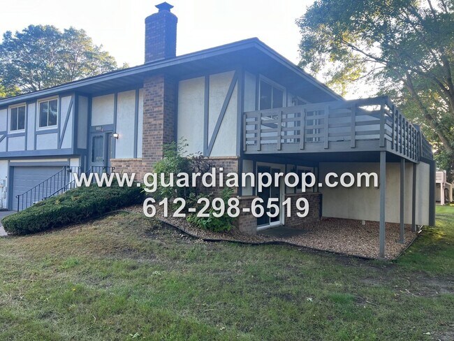 Building Photo - Woodbury Side by Side Available October 1, Family Room, Large Deck, Attached Garage