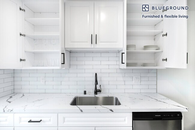 Building Photo - 1231 S Bundy Dr