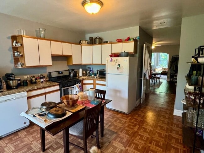 Building Photo - 3 bedroom in Chicago IL 60657