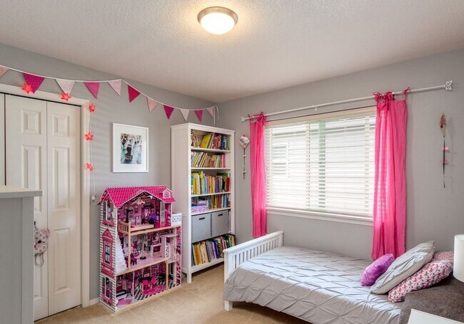 Building Photo - Beautiful Spacious Home!