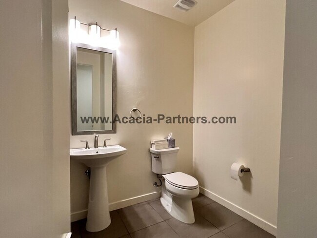 Building Photo - Four Bedroom Home in the Gated Sam Hughes neighborhood.