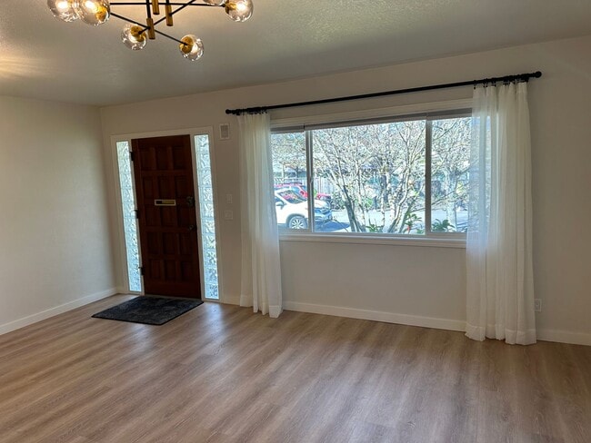 Building Photo - Beautiful high end 1 bedroom duplex with office!