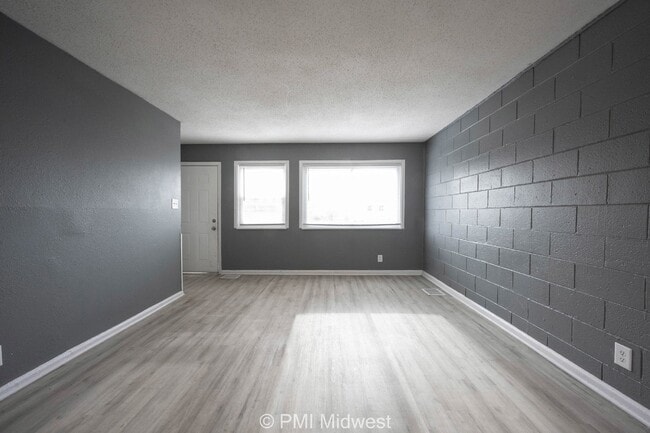 Building Photo - Cozy 2 Bedroom Apartment in Indianapolis w...