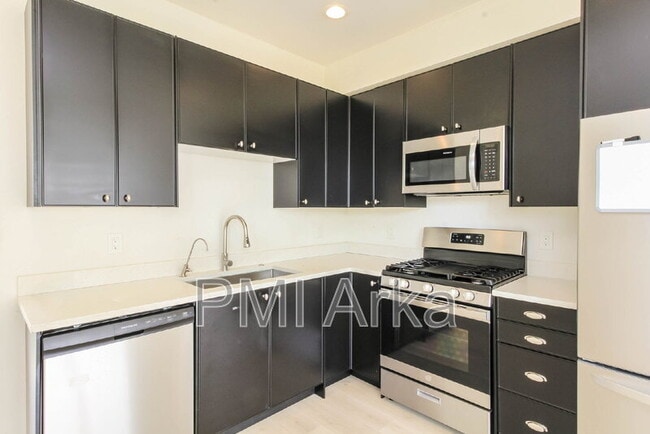 Building Photo - 909 28th Ave S