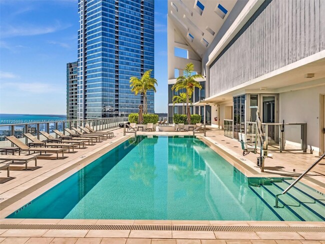 Building Photo - 1300 Brickell Bay Dr