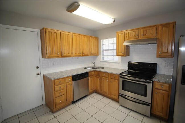 Building Photo - 2 Bedroom, 2 Bath  in Bryan Place