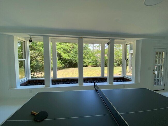 Building Photo - Welcome to this stunning fully furnished 4 bedroom, 3 bathroom house in the heart of Wilmington, NC.