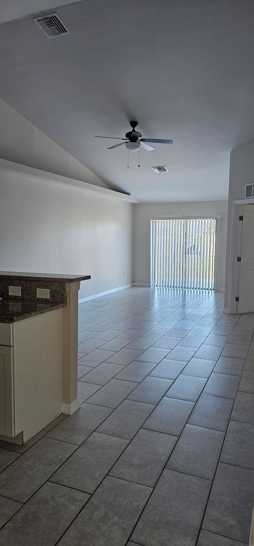 Building Photo - Charming 3 Bedroom, 2 Bathroom Duplex  – Available Now!