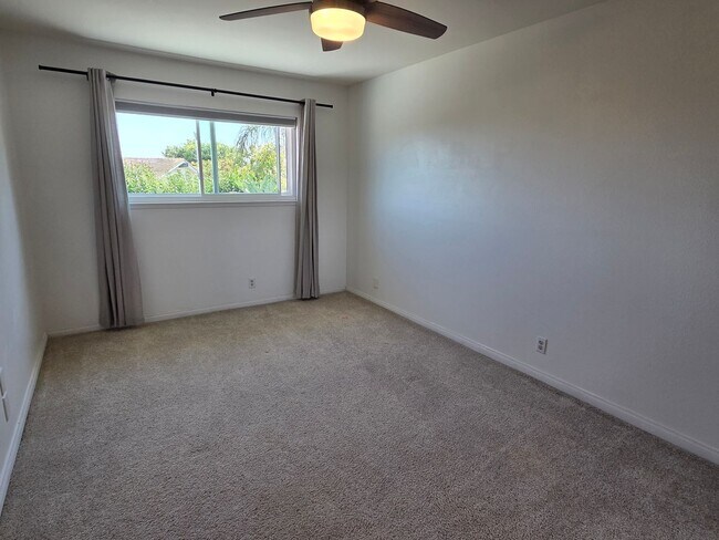 Building Photo - E. Ventura 4+2.5 Single Family Home w/ man...