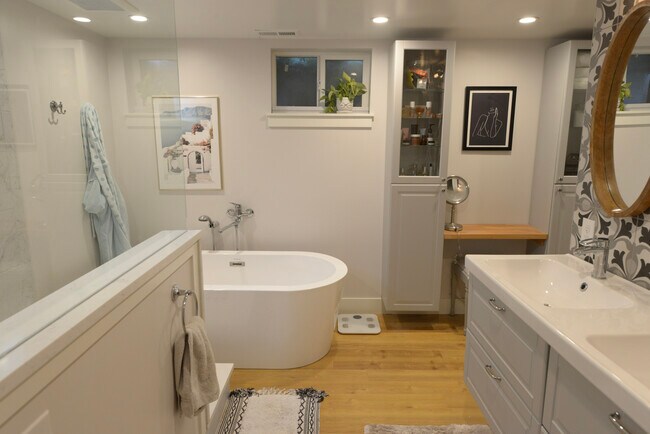 Master Bath - 932 S Holly St